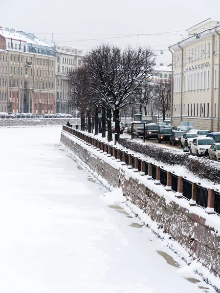 Санкт-Петербургская набережная — стоковое фото