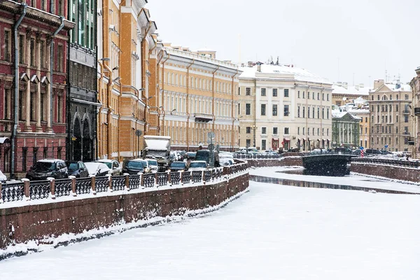 Санкт-Петербургская набережная — стоковое фото