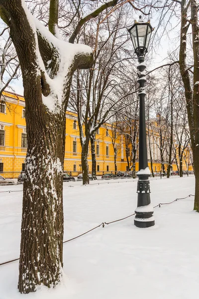 Винтажные фонари в парке Санкт-Петербурга — стоковое фото