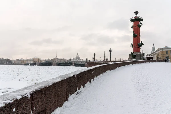 Toeristische Trekpleister Sint Petersburg Rusland Rostraal Kolom Het Eiland Vasilievsky — Stockfoto