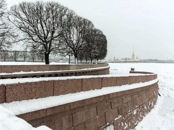 Marco Turístico São Petersburgo Rússia Cuspo Ilha Vasilievsky Coberto Neve — Fotografia de Stock