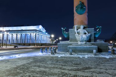 Eski tarihi mimari Simgesel Yapı ve Saint Petersburg, Rusya'nın turistik spot: bir kış gecesi rostral sütun ve Exchange building tarafından Vasilievsky adanın tükürük.
