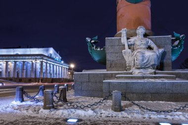 Eski tarihi mimari Simgesel Yapı ve Saint Petersburg, Rusya'nın turistik spot: bir kış gecesi rostral sütun ve Exchange building tarafından Vasilievsky adanın tükürük.