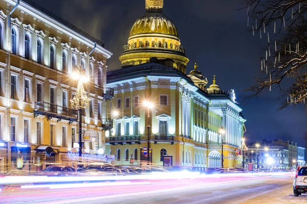 Sint-Petersburg street verkeer nacht — Stockfoto