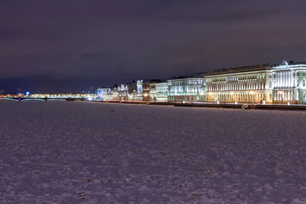 涅瓦河路堤地标圣彼得堡夜晚 — 图库照片