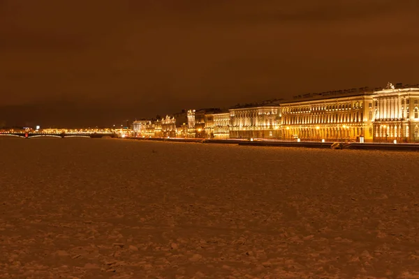 Neva embankment landmark Sint-Petersburg nacht — Stockfoto