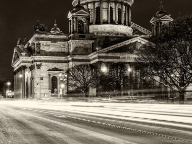 Eski tarihi mimari Simgesel Yapı ve Saint Petersburg, Rusya'nın turistik spot: Saint Isaac's Cathedral yoğun trafiği olan önündeki sokak ile gece. Retro siyah ve beyaz fotoğraf.
