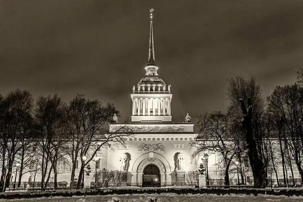 St Petersburg, Rusya'nın işareti: tarihi Admiralty bina park ve ağaçlar ve bulutlu gökyüzü önünde ile kış geceleri arka plan olarak. Retro siyah ve beyaz fotoğraf.