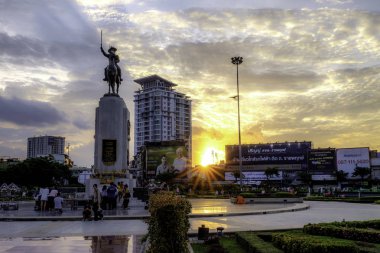 Güneş ile wongwianyai daire arka planda ayarlayın. Bangkok Tayland