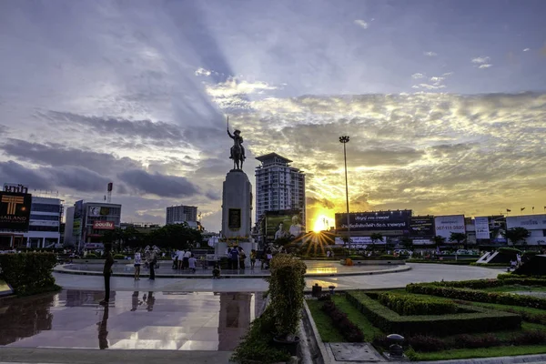 Wongwianyai koło z słońce ustawione w tle. Bangkok Tajlandia — Zdjęcie stockowe