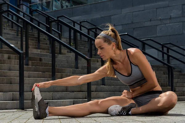 Mükemmel açık kadın fitness eğitimi. Genç ve b portre