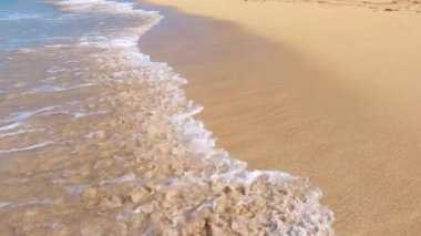 Denizin yavaş hareket eden okyanus arka planı. Kıyı şeridi.