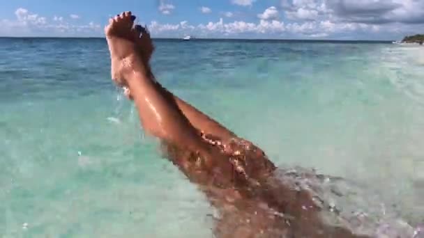 Close Pernas Jovem Bela Fêmea Sentindo Diversão Livre Feliz Praia — Vídeo de Stock