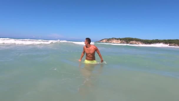 Atletisch Mannetje Vermaakt Zich Tropisch Caribisch Zeestrand Reizen Zee Achtergrond — Stockvideo