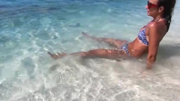 年轻美丽的女性在热带海滩上感到无忧无虑 快乐无比 旅行的背景大西洋 慢动作 — 图库视频影像