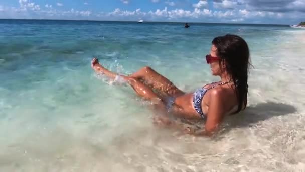 Young Beautiful Female Feeling Fun Free Happy Tropical Beach Ocean — Stock Video