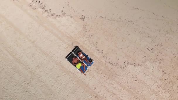 Aérea Pareja Joven Hombre Mujer Paraíso Tropical Playa Disfrutar Vacaciones — Vídeo de stock