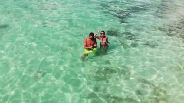 Подорожі райський повітряний дрон відео молодої красивої пари — стокове відео