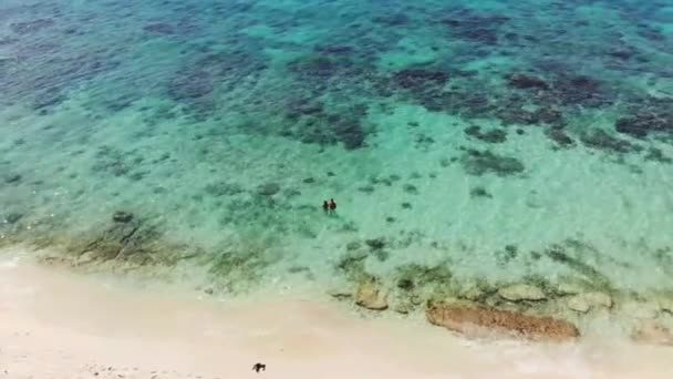 Viagem de férias paraíso aéreo drone vídeo de jovem casal bonito — Vídeo de Stock