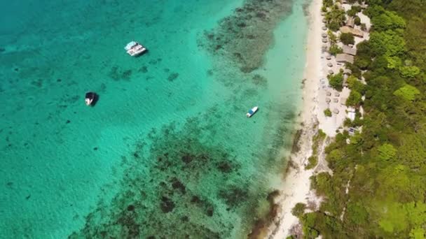 Utazás nyaralás paradicsom légi drón videó kék lagúna óceán strand. Karib-tengeri utazás drónkoncepciója. — Stock videók