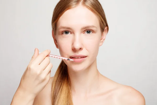 Attraktiv kvinna plastikkirurgi med spruta i hennes ansikte — Stockfoto