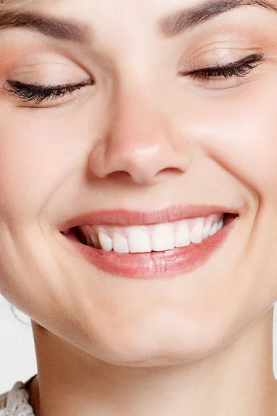 Adorável jovem mulher sorrindo no estúdio — Fotografia de Stock