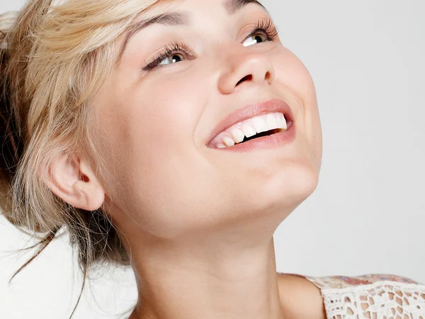 Adorável jovem mulher sorrindo no estúdio — Fotografia de Stock