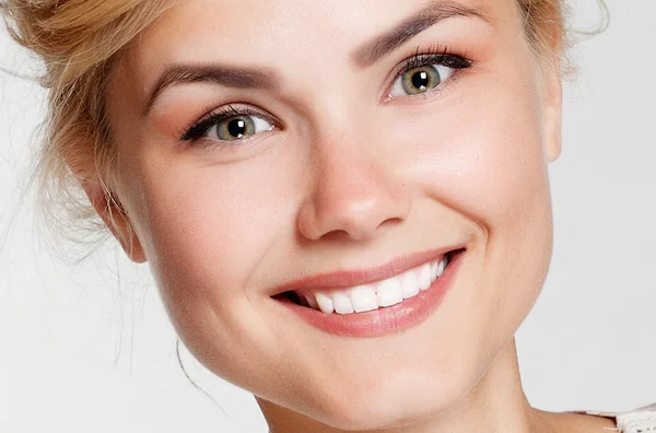 Adorável jovem mulher sorrindo no estúdio — Fotografia de Stock