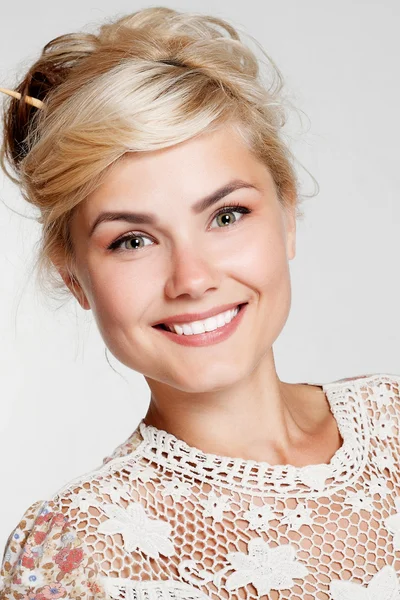 Krásná mladá žena s úsměvem ve studiu — Stock fotografie