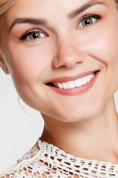 Adorável jovem mulher sorrindo no estúdio — Fotografia de Stock