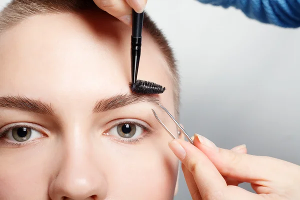 Young woman with short hair plucking — Φωτογραφία Αρχείου