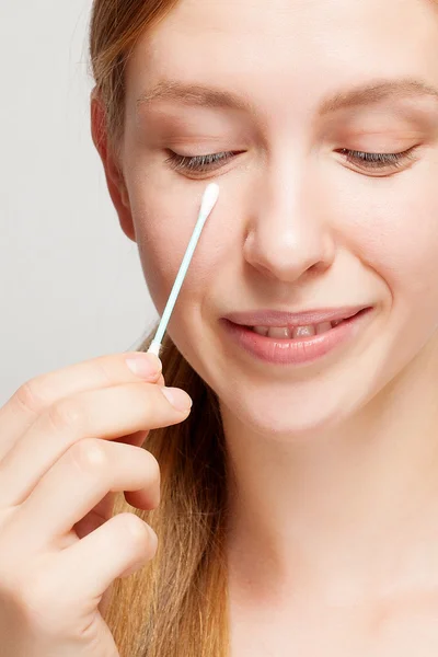Happy beautiful young woman cleaning skin by cotton swab. — Stock Photo, Image