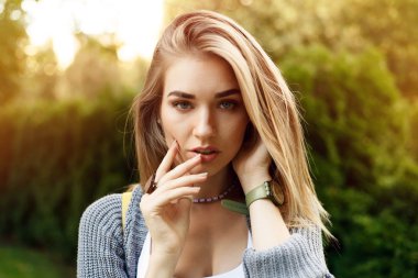 Genç, güzel sarışın kadın.