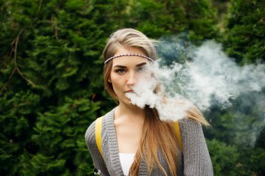 Mutlu vaping genç Beyaz sarışın kız