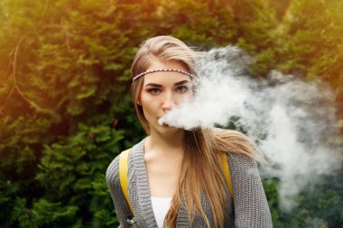 Mutlu vaping genç Beyaz sarışın kız