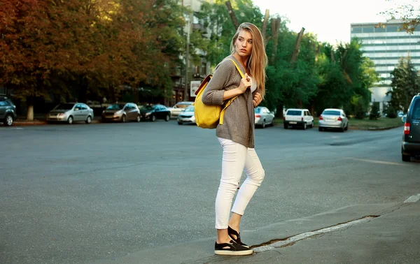 Moda muito jovem mulher usando mochila amarela — Fotografia de Stock