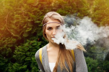 Mutlu vaping genç Beyaz sarışın kız