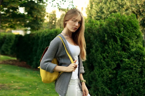 Мода красивая молодая женщина в желтом рюкзаке — стоковое фото