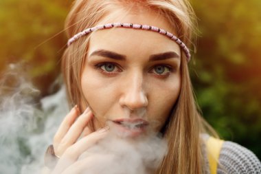 Mutlu vaping genç Beyaz sarışın kız
