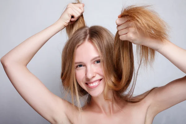 Berambut cokelat dengan rambut panjang, tersenyum di kamera . — Stok Foto