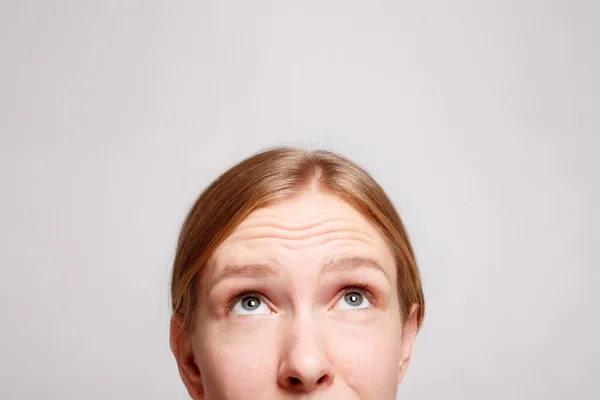 Loira mulher surpreso expressão close up atirar — Fotografia de Stock