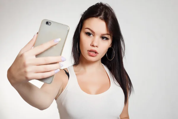 Retrato de uma bela menina sorridente bem sucedida fazendo selfie — Fotografia de Stock