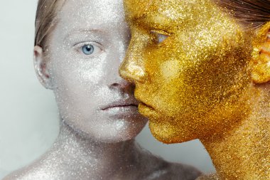 İki kadın güzel, inanılmaz portresi