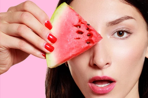 Mädchen mit Scheibe Wassermelone auf rosa Hintergrund — Stockfoto