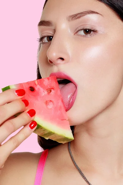 Chica con rebanada de sandía sobre un fondo rosa — Foto de Stock