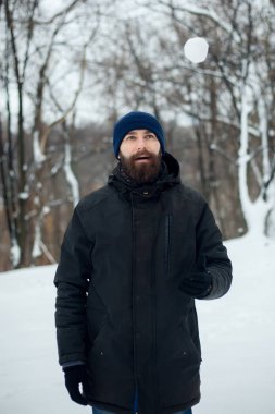 portre aşırı gülümseyen kış şapkalı sakallı adam