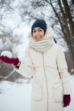Kız kartopu atıyor