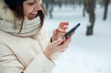 Güzel esmer kız onun akıllı telefon ile bir selfie yapıyor