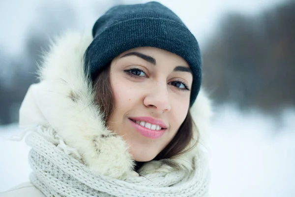 Kobieta zima śnieg wiejący w parku — Zdjęcie stockowe