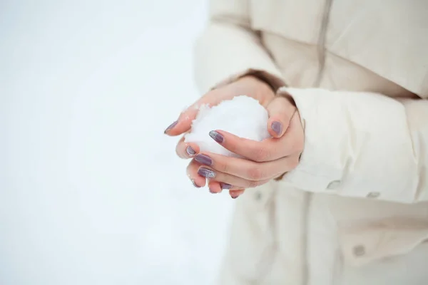 Ragazza lancia palla di neve — Foto Stock